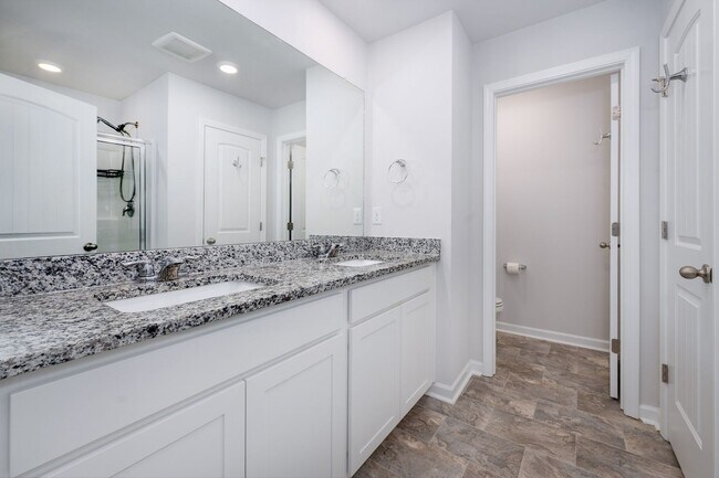 Building Photo - Bright 3-Bed End-Unit Townhome in Cedar Station with Modern Finishes & Private Outdoor Spaces