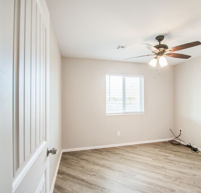 Building Photo - Large 1 + Acre Lot with 3 bedroom home in ...