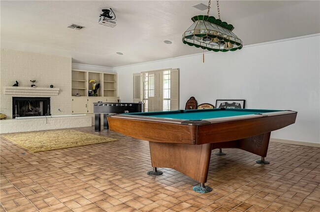 Building Photo - 337 Poenisch Dr