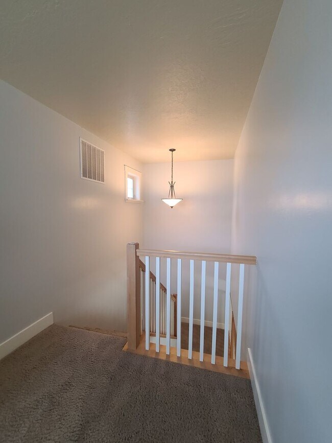 Building Photo - Clean and ready to go 3 bedroom home