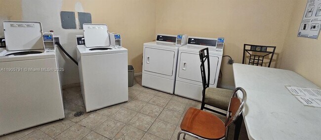 Building Photo - 2025 NE 164th St