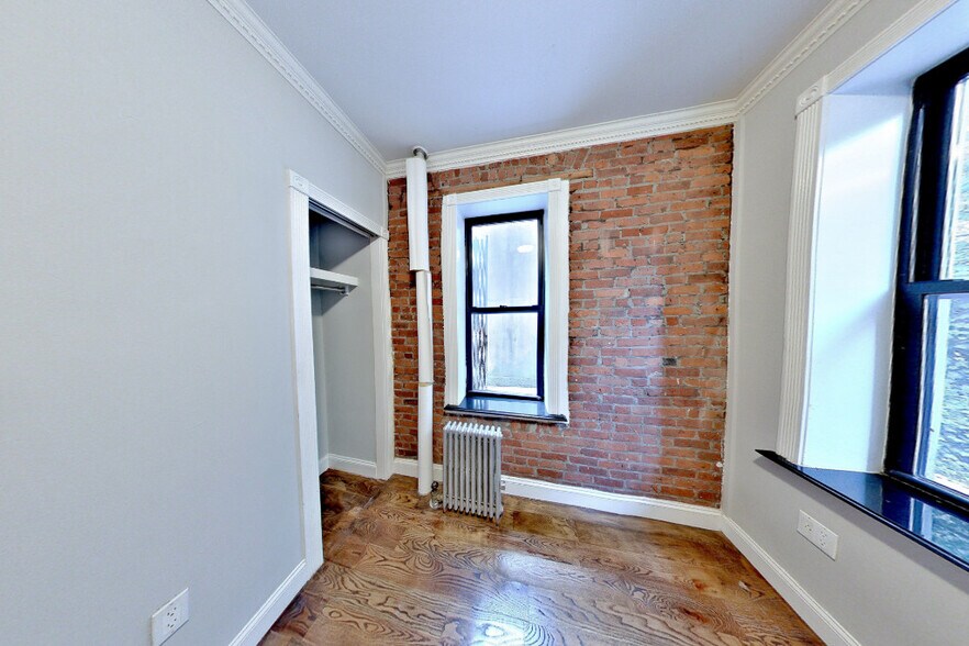 Building Photo - 127 E 7th St