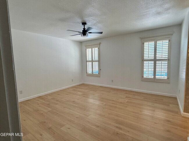 Building Photo - 1649 Lomaland Dr