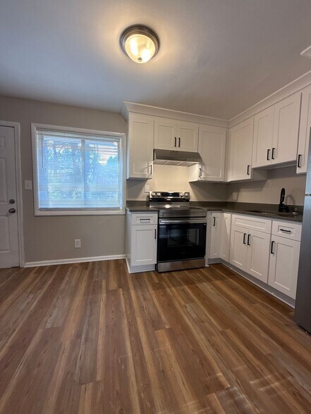 Building Photo - 1609 Line Cir