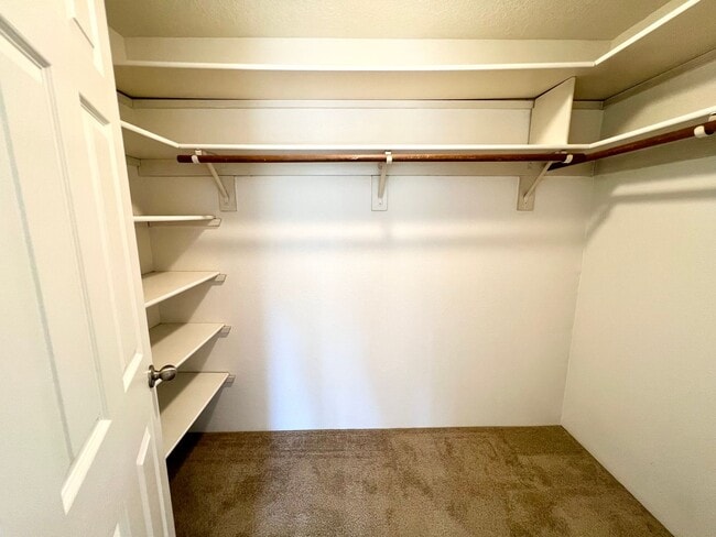 Building Photo - 2 Bed 1 Bath Apartment in Lake Oswego!