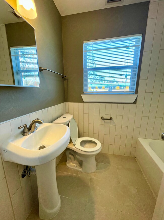 Building Photo - Edgebrook