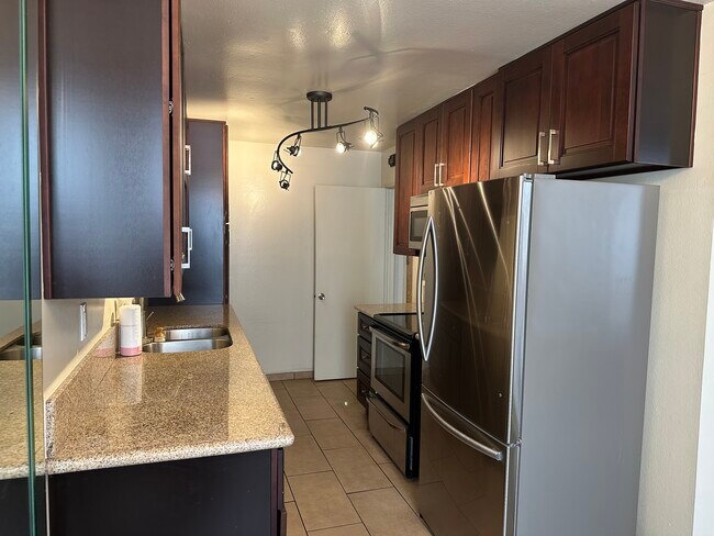 Primary Photo - 622 S Barrington Ave