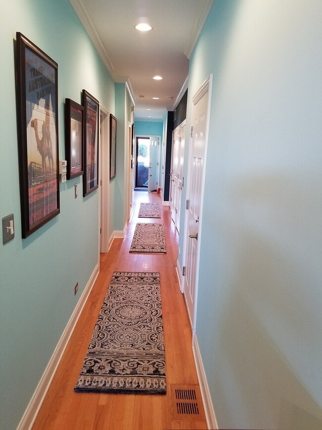 Building Photo - 5053 N Clark St