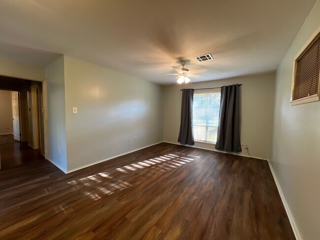 Building Photo - 3 Bedroom, 1.5 Bathroom, Brick Home with large yard, and garage