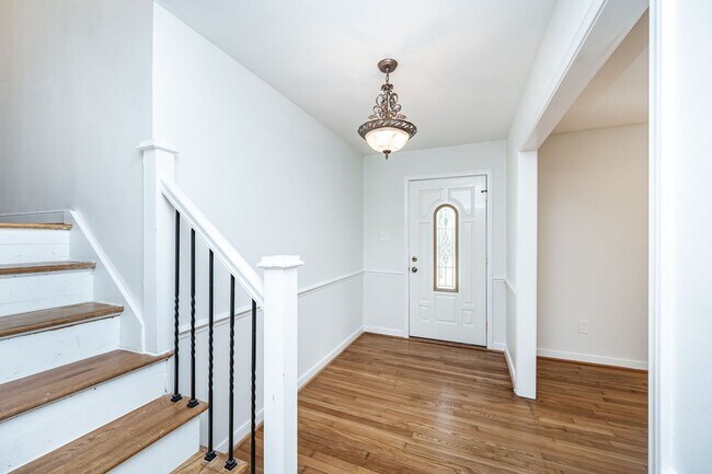 Building Photo - Spacious Chesterfield Home Move In Ready