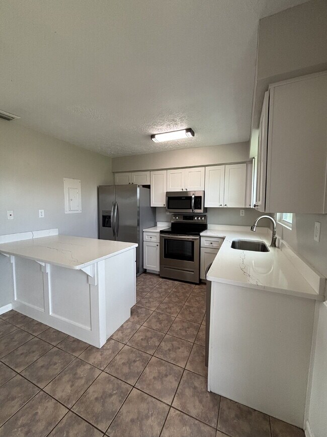 Building Photo - "Cozy Coastal Living: Charming 2-Bed Retre...