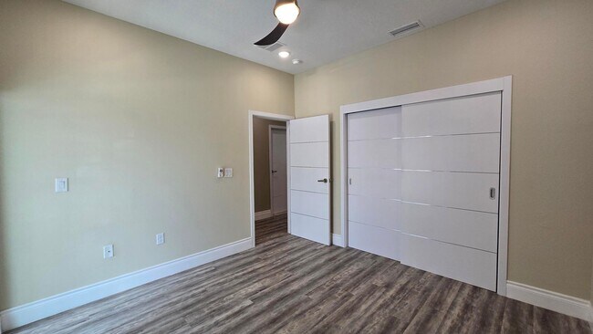 Building Photo - Beautiful and Modern 4 bed 3.5 Bath Townho...
