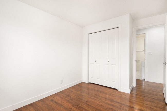 Building Photo - 1 Month Free! Greenlake 2 Bedroom - Top Floor, Washer/Dryer, Private Balcony, Parking Available