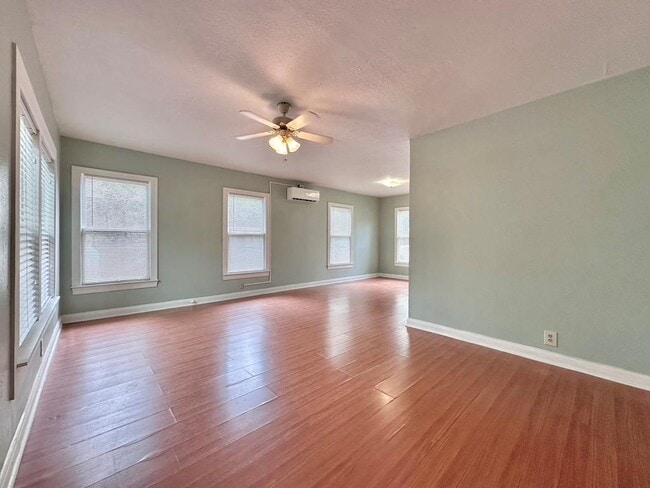Building Photo - 914 E 39th St