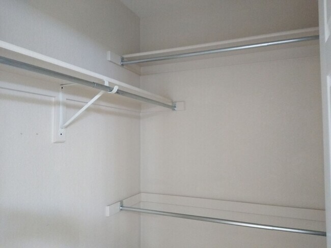 Building Photo - Super Fly 1 Bedroom with Large Study, 1 1/...