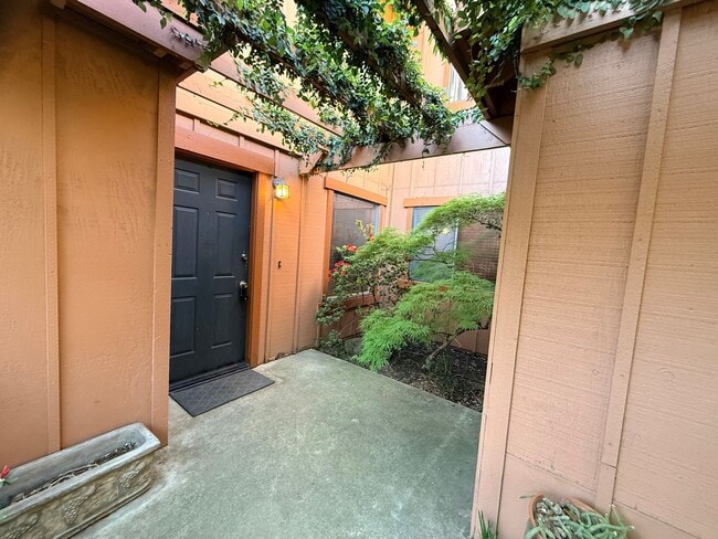 Building Photo - Cal Park Townhome for Rent in Chico CA | 2 Bed, Fenced Yard, Pet Friendly