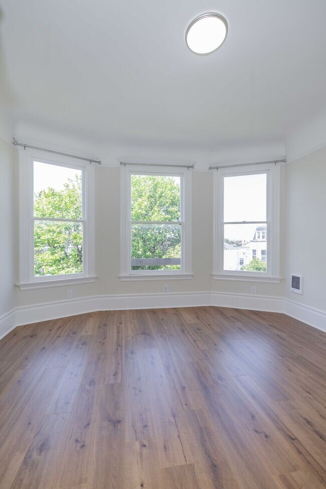 Building Photo - Fully Remodeled, Top Floor 3/2 Full Floor Flat W/ Bonus Room! In-Unit W/D!