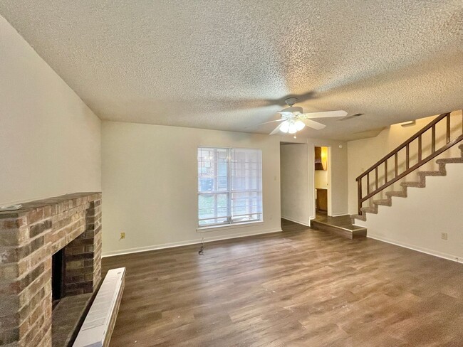 Building Photo - 3004 Chaucer Dr