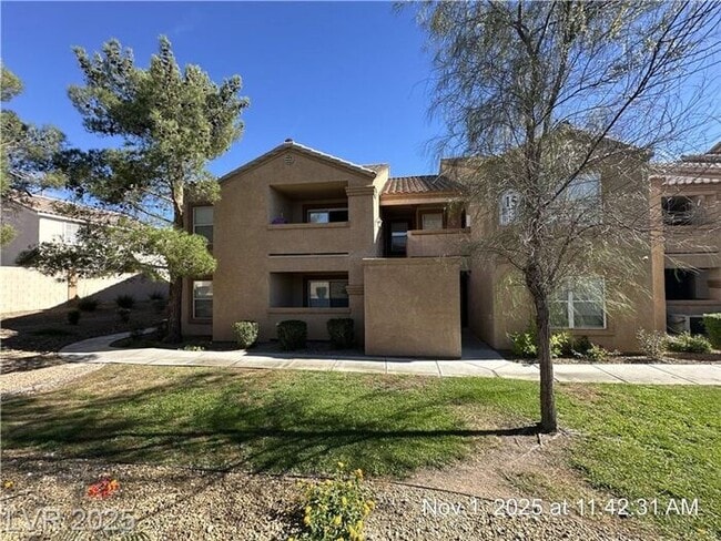 Building Photo - FANTASTIC 1ST FLOOR UNIT IN GATED COMMUNIT...