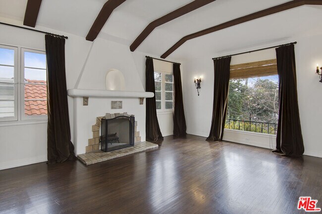 Building Photo - 607 N Kilkea Dr