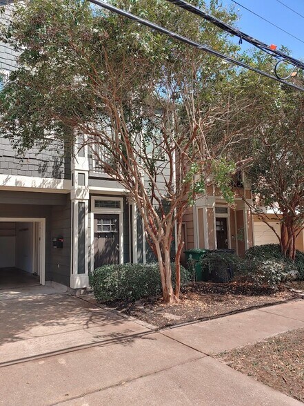 Building Photo - 855 W 25th St