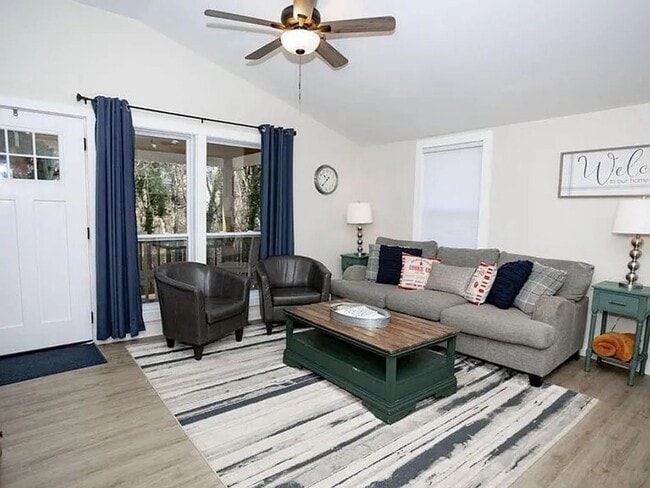 Building Photo - Lenoir City 37771 - 3 bedroom, 2 bath home - Contact Karen Robertson 865-454-7626