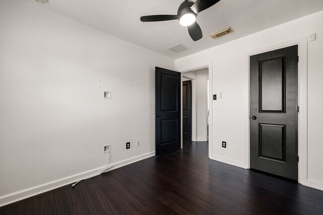 Building Photo - 5350 Brookway Dr