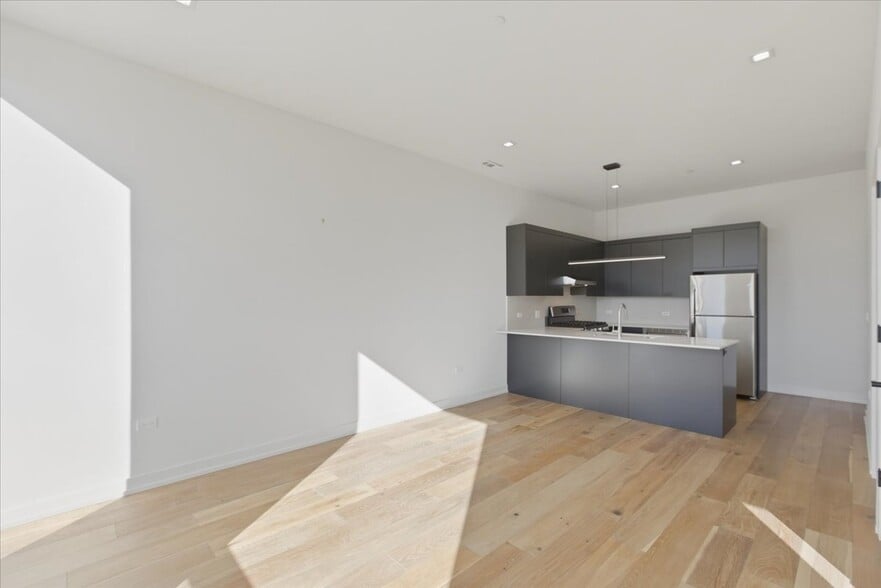 Building Photo - 4515 N Clark St