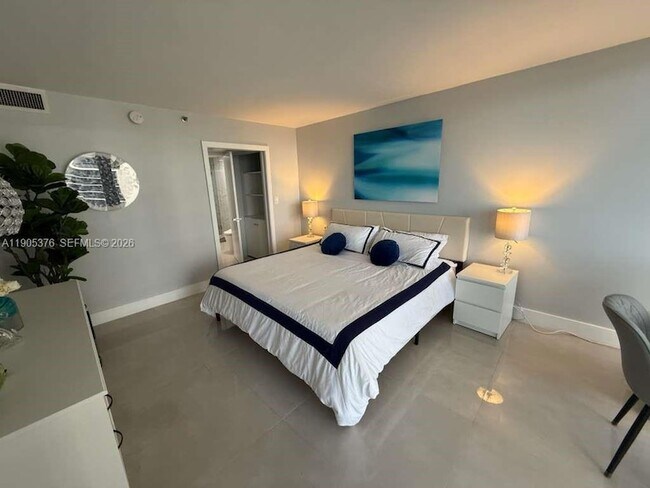 Building Photo - 1717 N Bayshore Dr