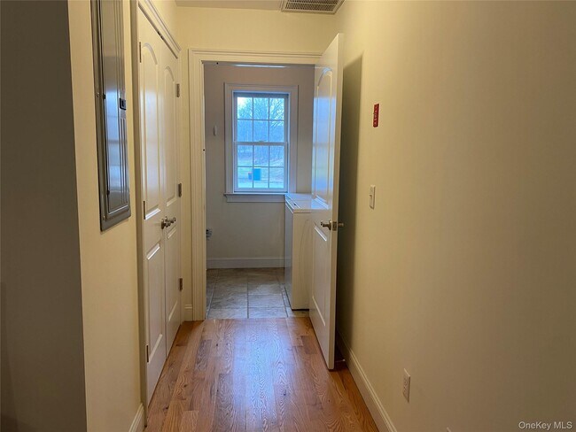 Building Photo - 27 N Main St