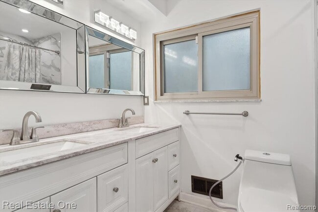 Building Photo - 23944 Fordson Dr