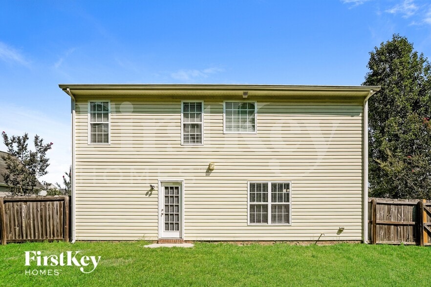 Building Photo - 612 Brassfield Dr