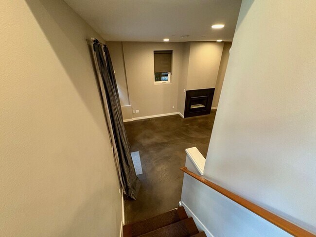 Building Photo - Beacon Hill Townhouse
