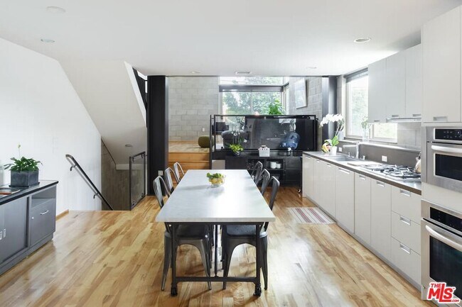 Building Photo - 530 N Larchmont Blvd