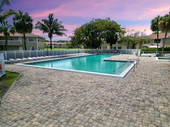 Building Photo - 10008 Twin Lakes Dr