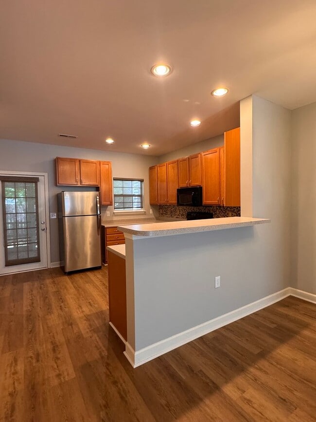 Building Photo - 2BR 2.5BA Townhome with Screened Porch