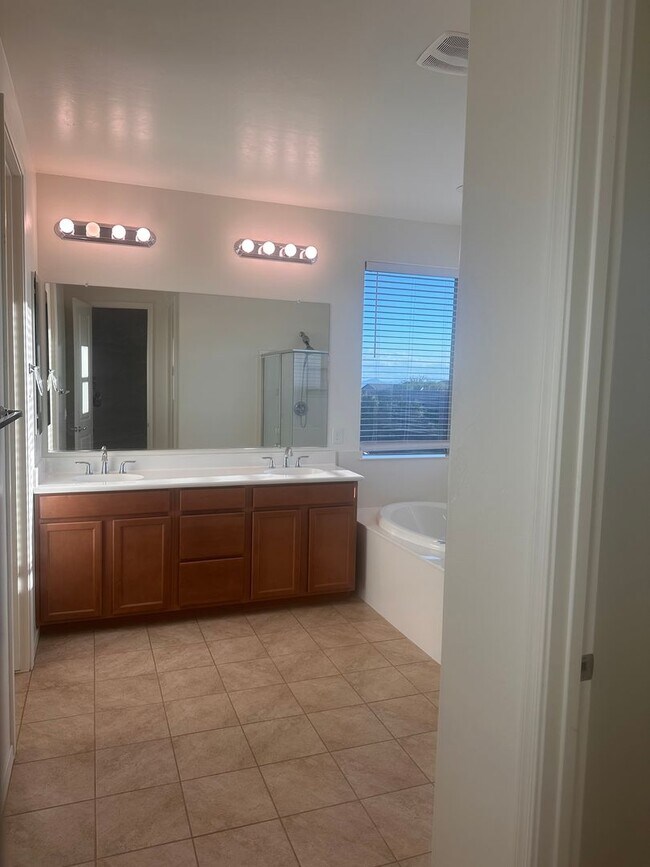 Building Photo - Beautiful Property in Oro Valley - 4 Bedroom 2.5 Bath