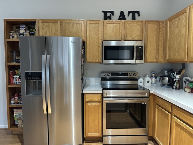 Kitchen with stainless steel appliances - 5225 White Willow Dr