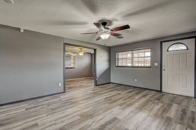 Building Photo - 3 bed, 1.5 bath Home in Yukon, OK