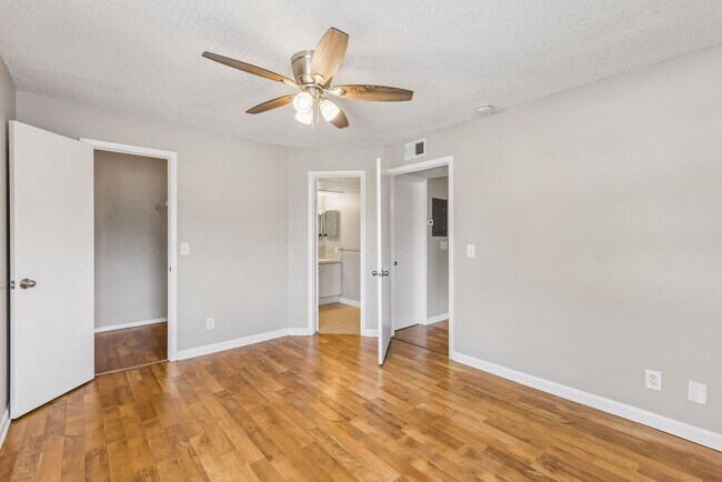 Building Photo - 380 Lakepointe Dr