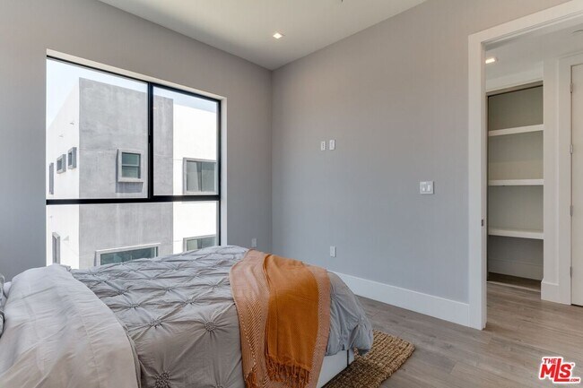 Building Photo - 4830 1/2 Pickford St