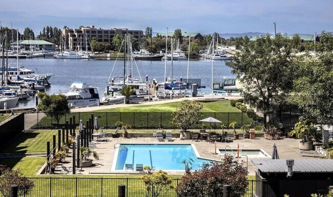 Building Photo - BEAUTIFUL TOP FLOOR  1 BED 1 BATH CONDO W/RESORT FACILITIES! +STORAGE
