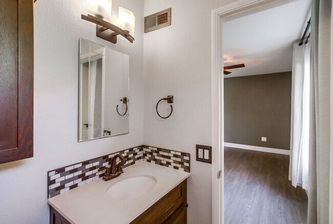 Building Photo - Single Level Poway Home on a Corner Lot