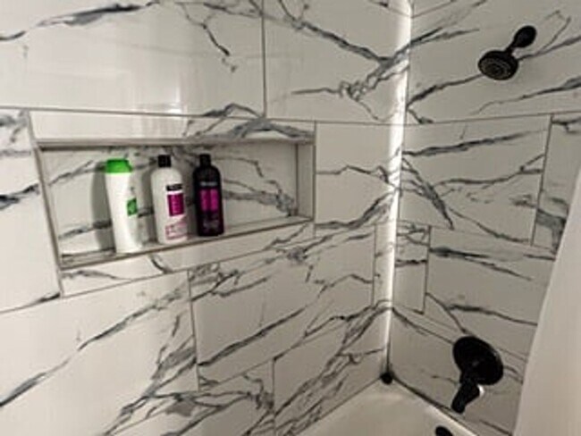 Building Photo - Luxurious 2-Bedroom Apartments with Modern Flair and Parkside Living!