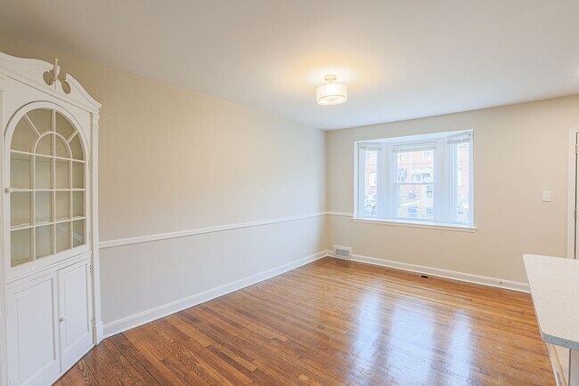 Building Photo - 3 BR 1-1/2 Baths MUST SEE- ACCEPTING HOSUING VOUCHERS!