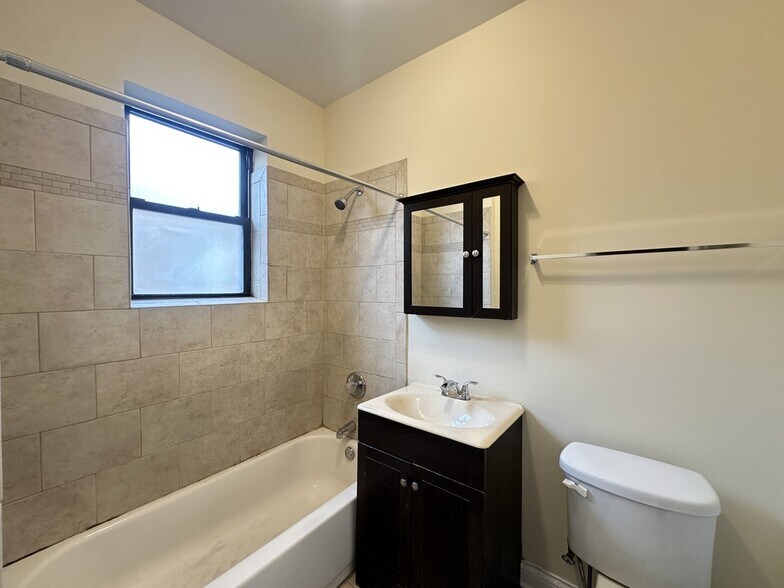 Building Photo - 4211 N Wolcott Ave