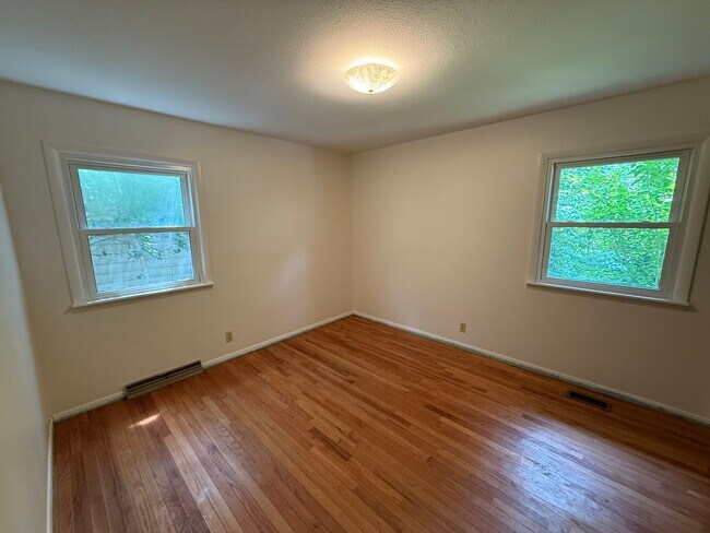 Building Photo - 3025 Greenbrier Ave