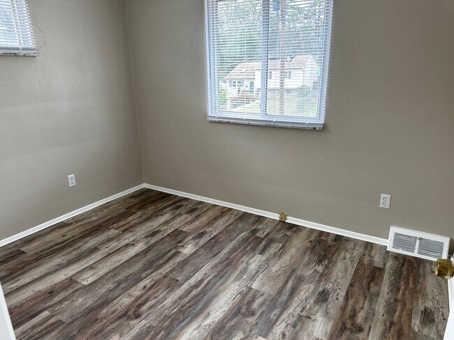 Building Photo - 3 Bed 1.5 Bath with an Additional Bedroom