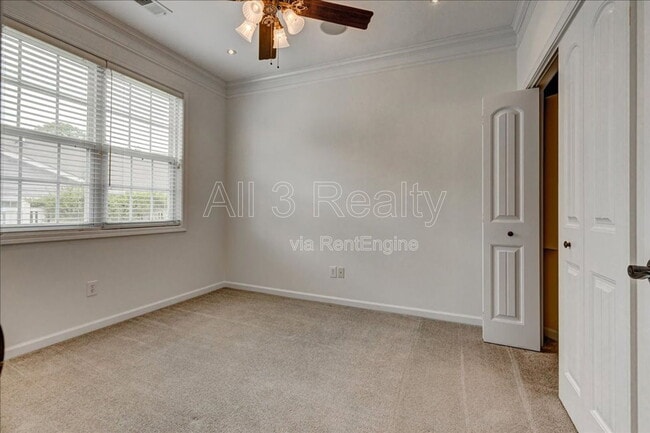 Building Photo - 1033 Pinehurst Dr