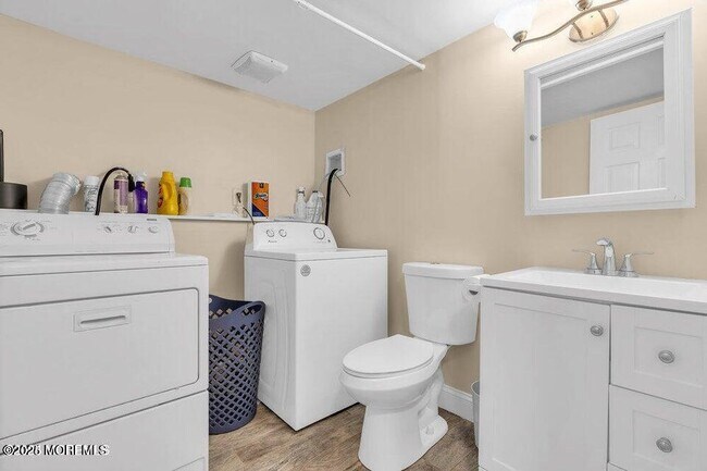 Building Photo - 310 Falcon Dr